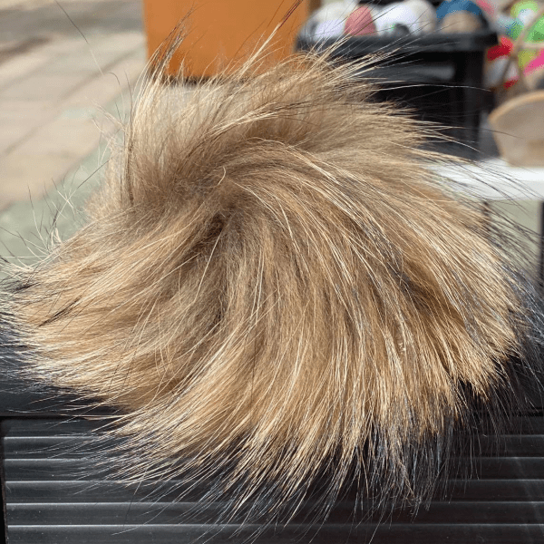 Pompon Mårhund farve 16 Brun